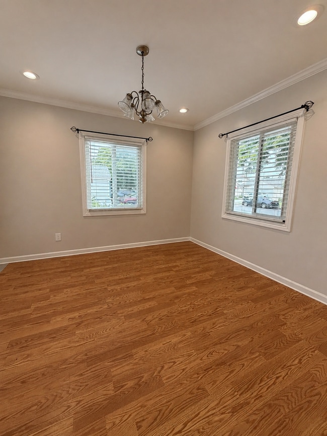Building Photo - East Long Beach 3 bedroom 2 bath w/ bonus room