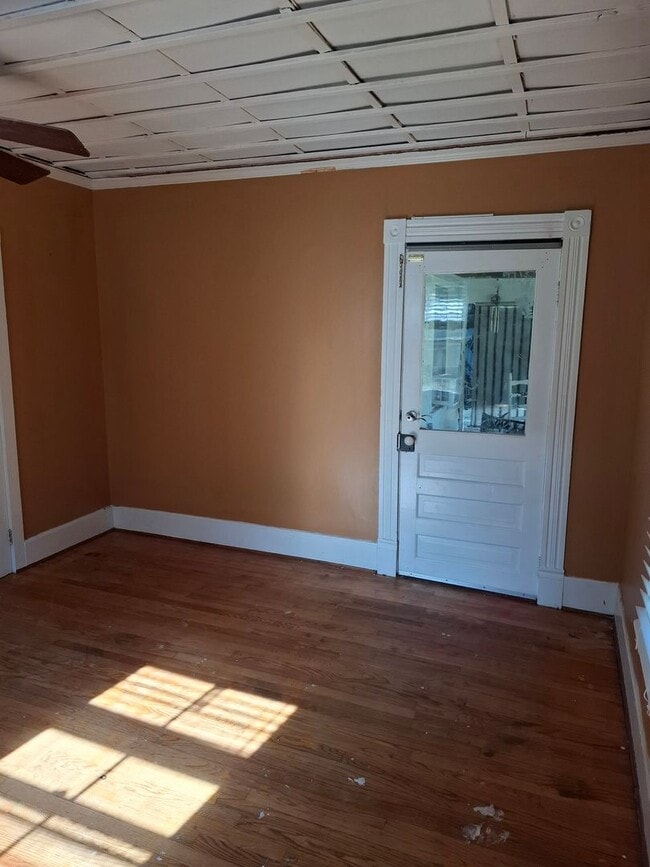 Building Photo - Unbelievable Updated Farmhouse in Lanexa!