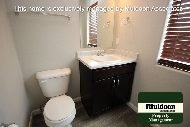 Building Photo - Beautiful end unit townhome