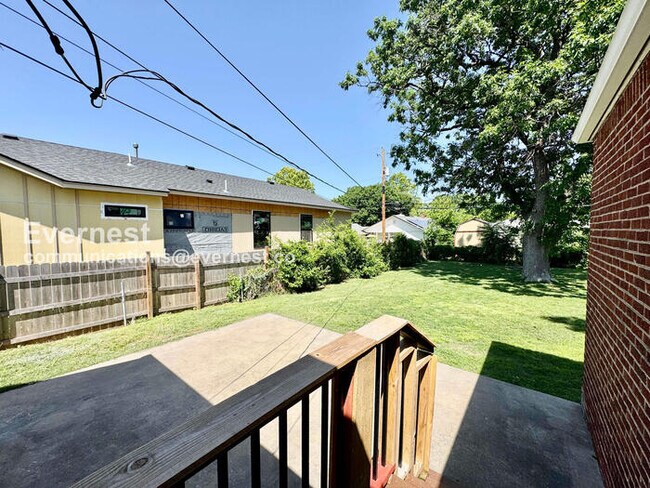 Building Photo - 2 Bed/1 Bath Home with Garage / Pet-Friendly / Available Now!