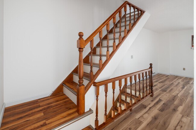 Building Photo - 8 Driftway Rd