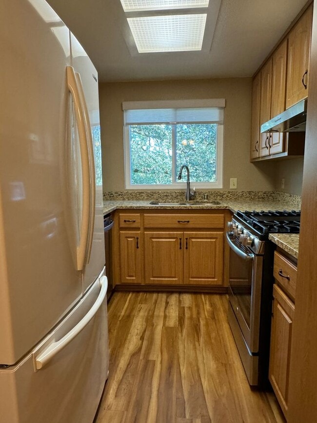 Building Photo - Nicely updated condo in Cirby Woods III