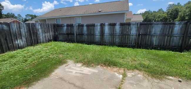 Building Photo - MODERN 3/2 w/ Garage, Fenced Yard, Washer/...