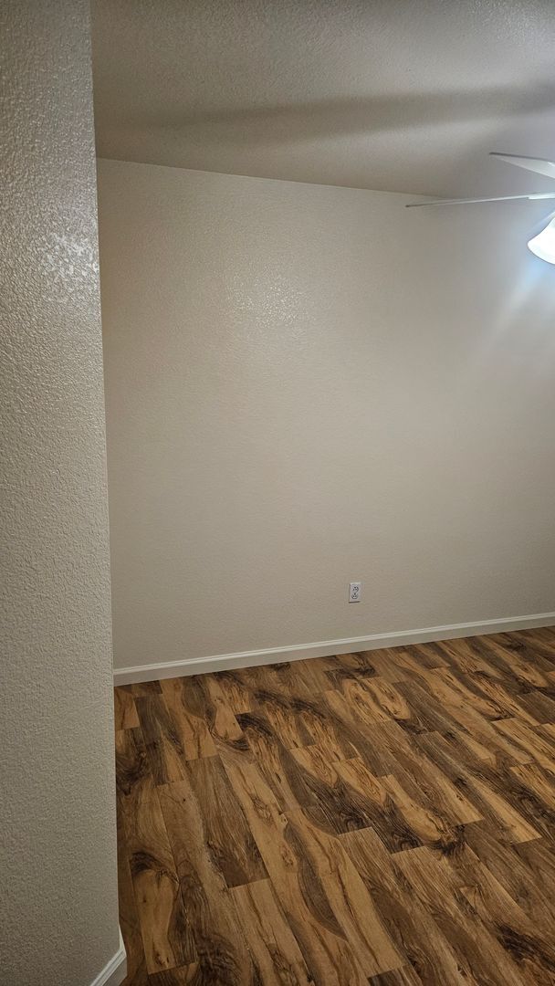 Building Photo - 4 Bedroom 2 bath Large home available Now!