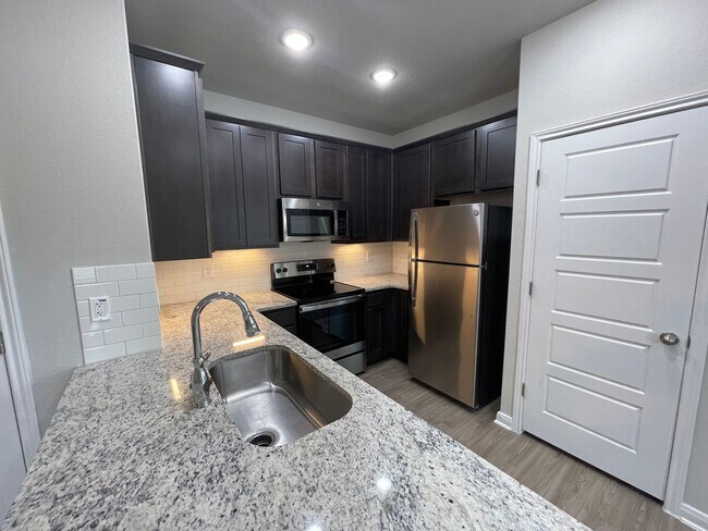 Building Photo - 3 Bedroom, 2.5 Bathroom, Two-story Duplex ...