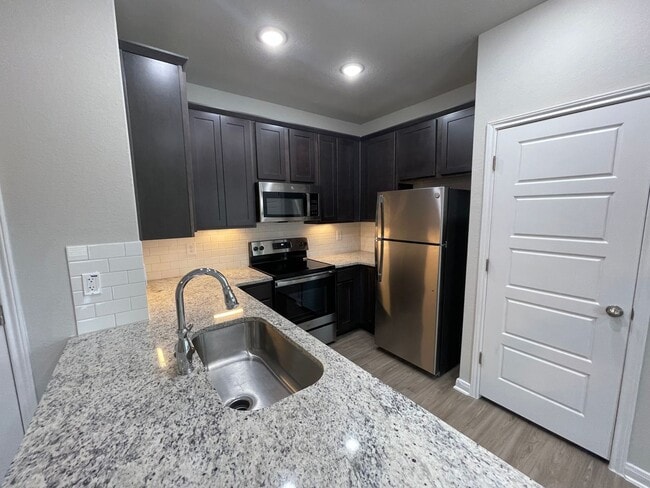 Building Photo - 3 Bedroom, 2.5 Bathroom, Two-story Duplex with a huge back yard in New Braunfels!