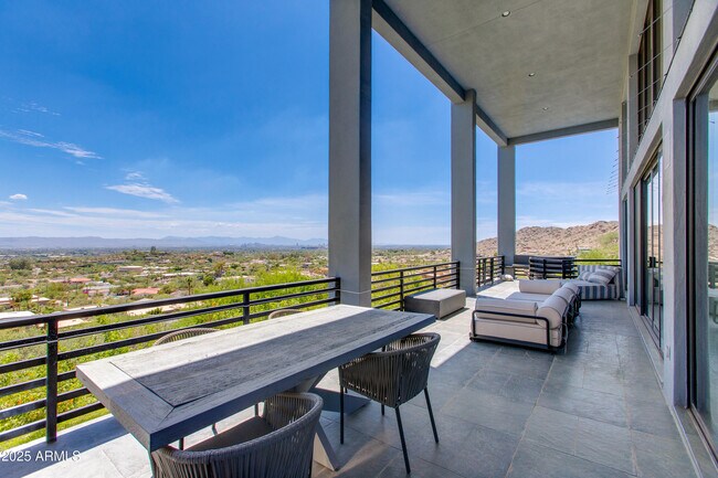Building Photo - 4228 E Highlands Dr