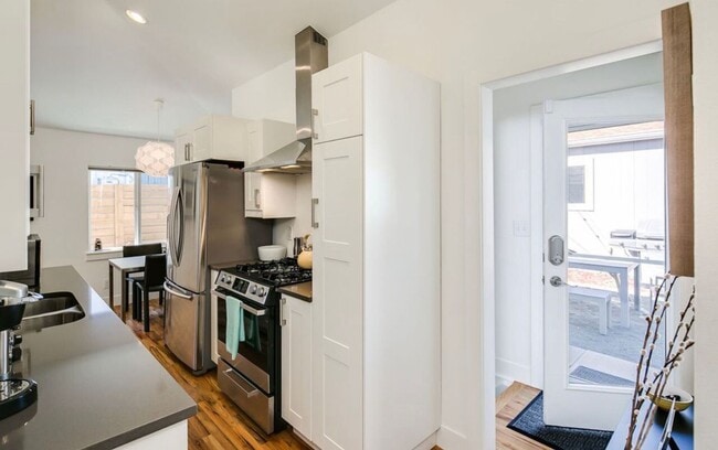 Building Photo - LOHI DUPLEX AVAILABLE IN JUNE