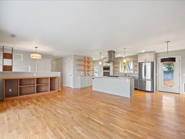 Building Photo - 3603 W Canal Dr