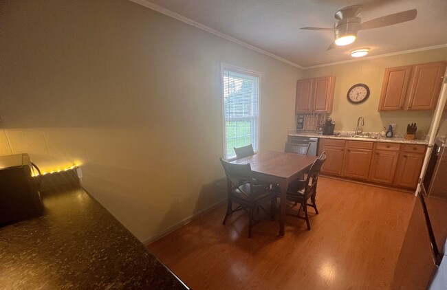 Building Photo - Charming 3 bedroom, 1 1/2 bathroom home in...