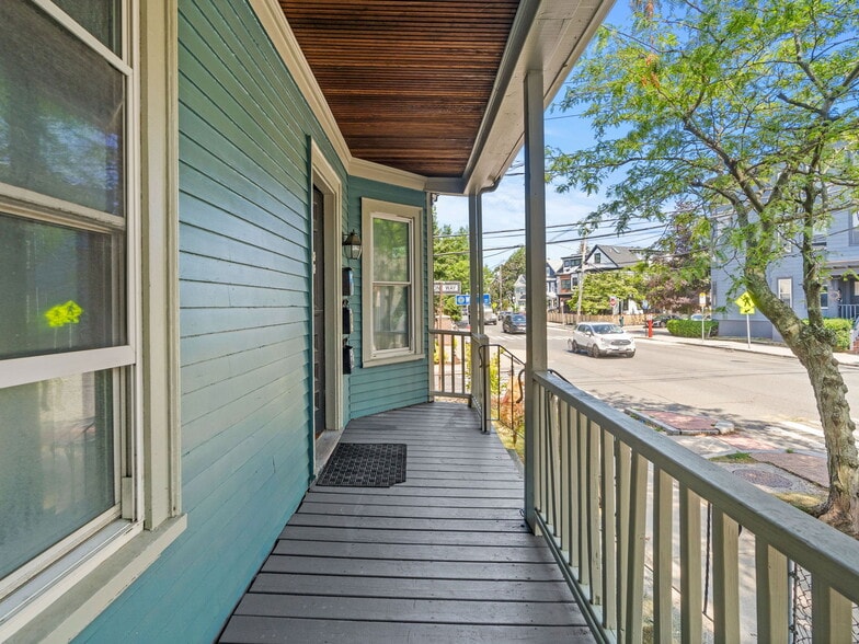 Building Photo - 98 Elm St