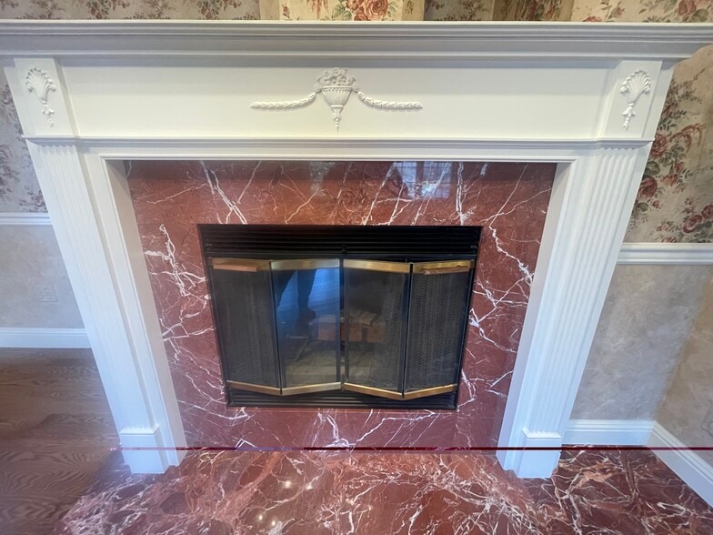 Building Photo - 200 Iris Way