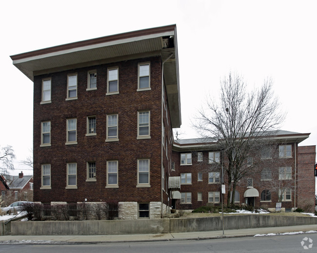 Building Photo - Woodburn Courtyard Apartments