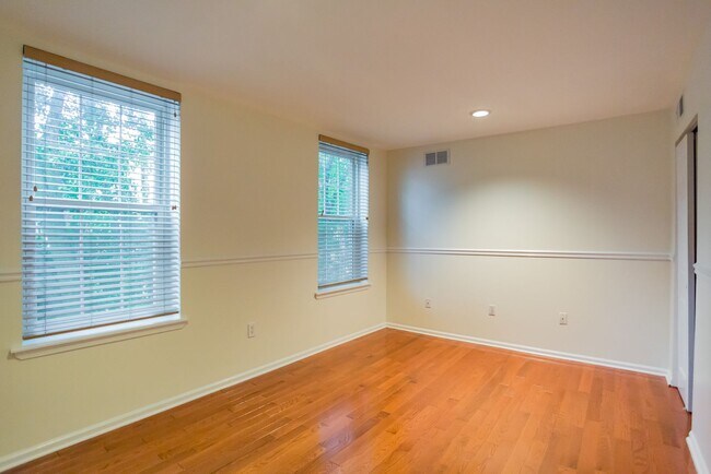 Building Photo - Beautiful 2 Bedroom, 2 Bathroom Historical Row Home