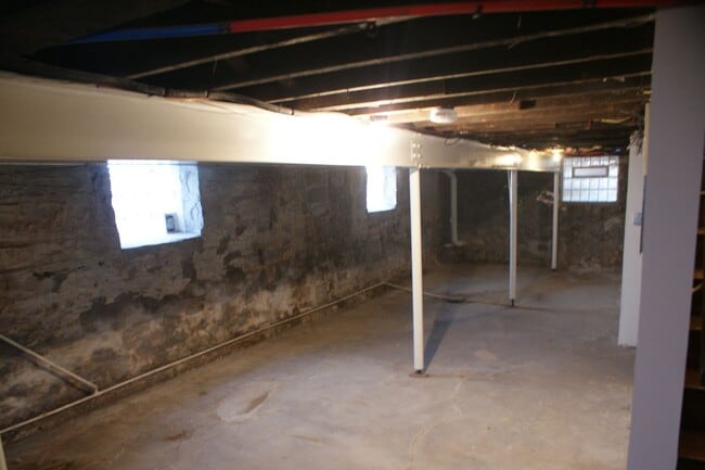 Building Photo - 4158 W Pine Blvd