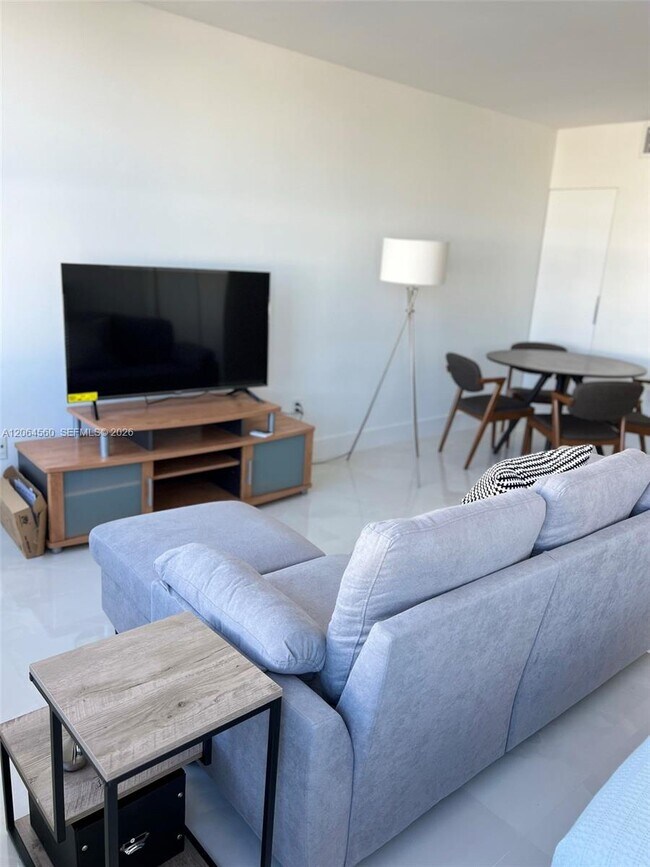 Building Photo - 2899 Collins Ave