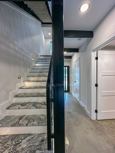 Building Photo - 218 S Olive St