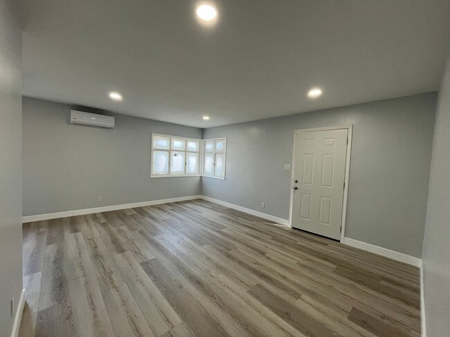 Building Photo - Remodeled & MOVE IN READY 2+1 duplex in Pa...