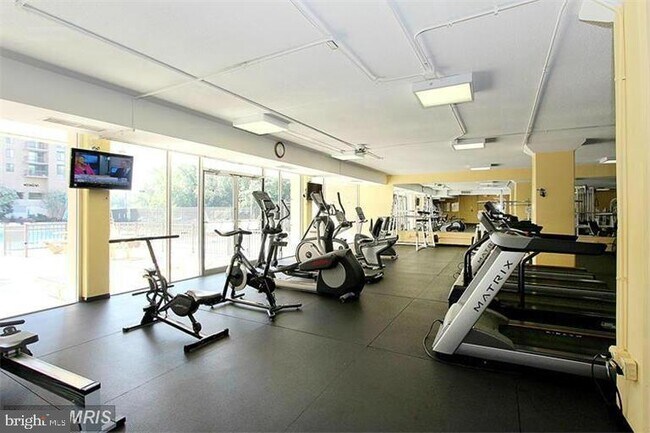 Building Photo - 4600 S Four Mile Run Dr