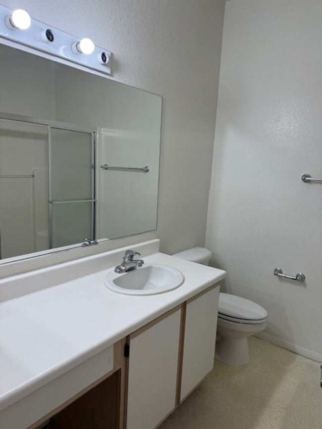 Building Photo - 2 Bedroom 2 Bath Contact Property Pros Pro...