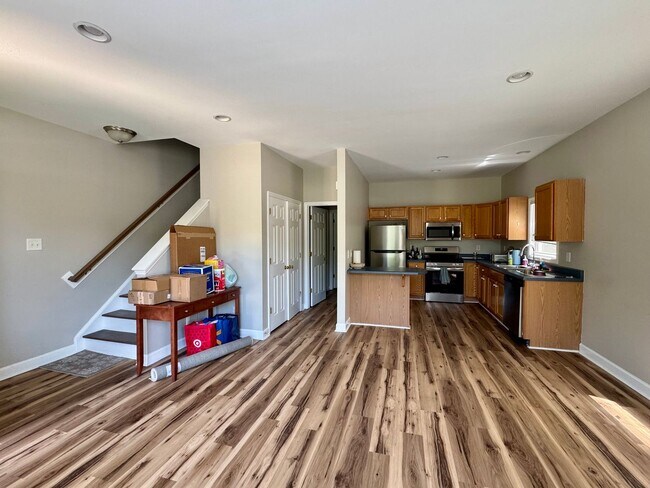 Building Photo - Spacious 3 BR / 3 BA Duplex Unit Steps from Bolin Creek Trail – Unit B