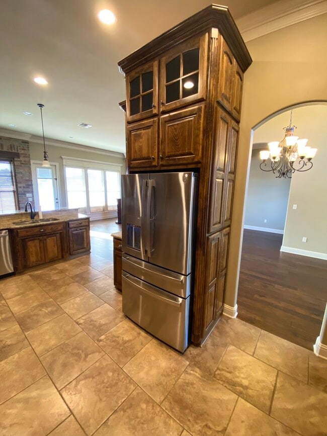 Building Photo - ** AVAILABLE JUNE 1ST ** STUNNING 4/3.5 IN...
