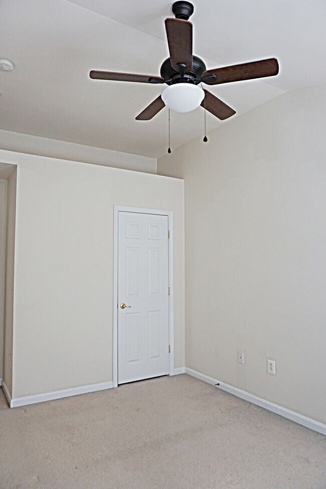 Building Photo - Exquisite Townhouse in Orchard Run Germantown