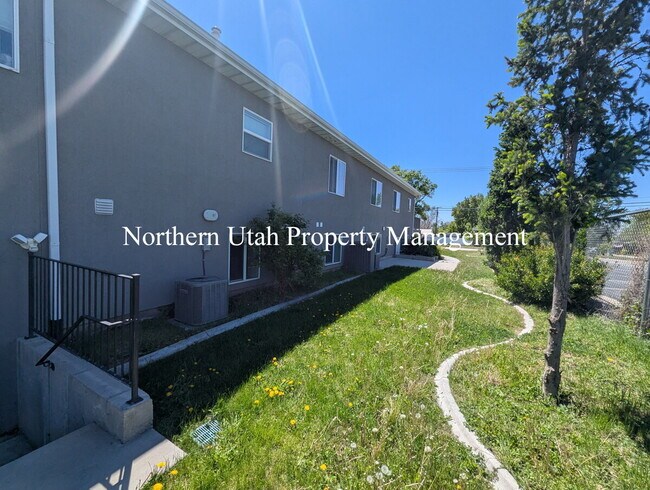 Building Photo - 2 Bed, 1 Bath Lower Unit