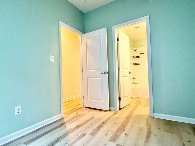 Building Photo - 127 Streamview Dr