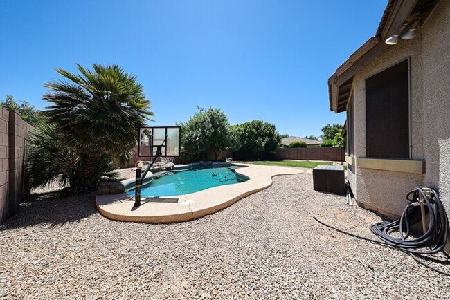 Building Photo - Welcome to this stunning 3-bedroom, 2-bath...