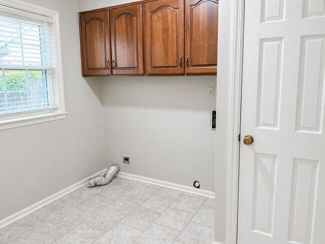 Building Photo - 2148 Riverdale Rd