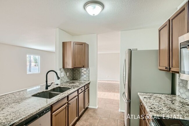 Building Photo - 3 bed 2 bath - Stainless Steel Appliances,...