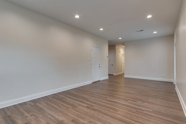 Building Photo - 2 BR 2 Bath Condo with Garage