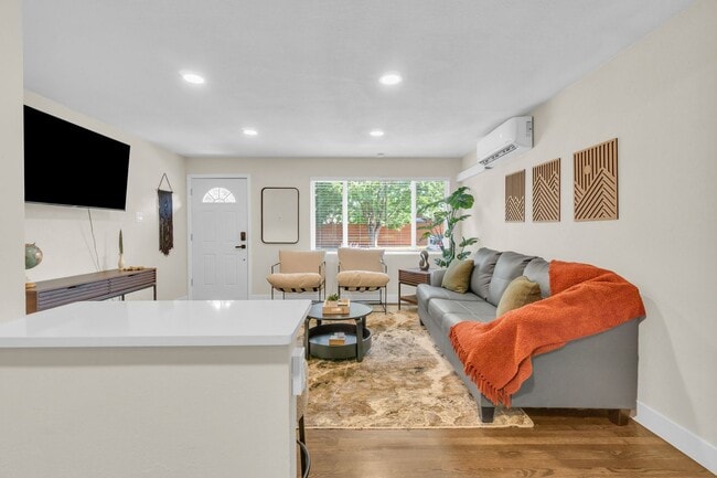 Building Photo - Fully Furnished Sunnyside Townhome | All-Inclusive | Flexible Stays