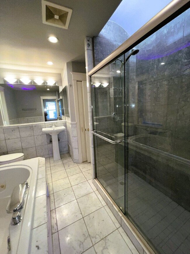 Building Photo - $2100 - AMAZING DESIGNED 2F UNIT LOCATED IN THE CWE!