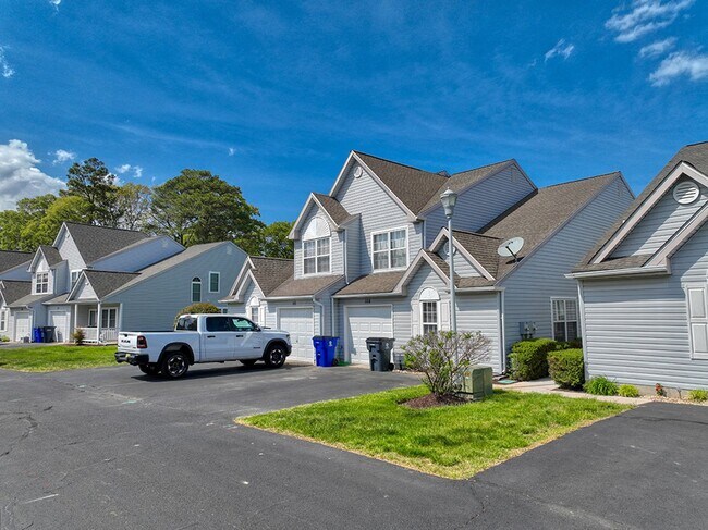 Building Photo - Year-round rental - 4 br 2.5 ba Twin Home in Seabright Village – East of Route 1