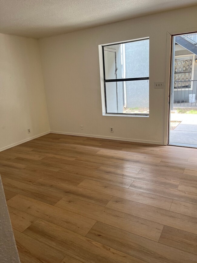 Building Photo - 420 Vermont St NE