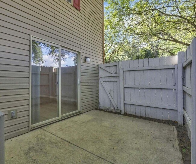Building Photo - 1211 Rivercrest Dr S