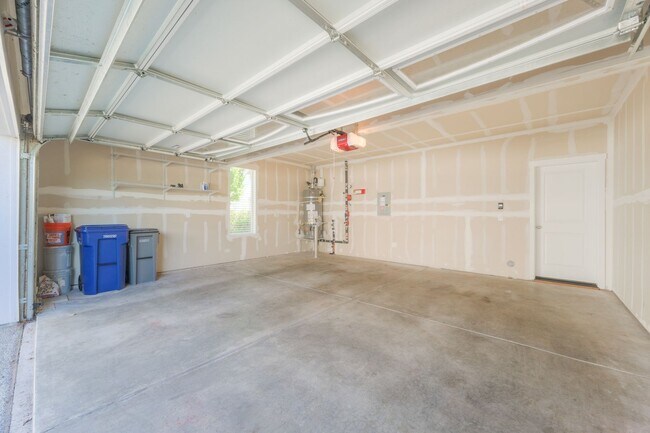 Building Photo - Spacious Brick and Wood Home in Issaquah