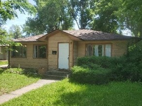 Building Photo - STUDENTS WELCOME! 4 Bed 2 Bath House 1 Block North of CSU