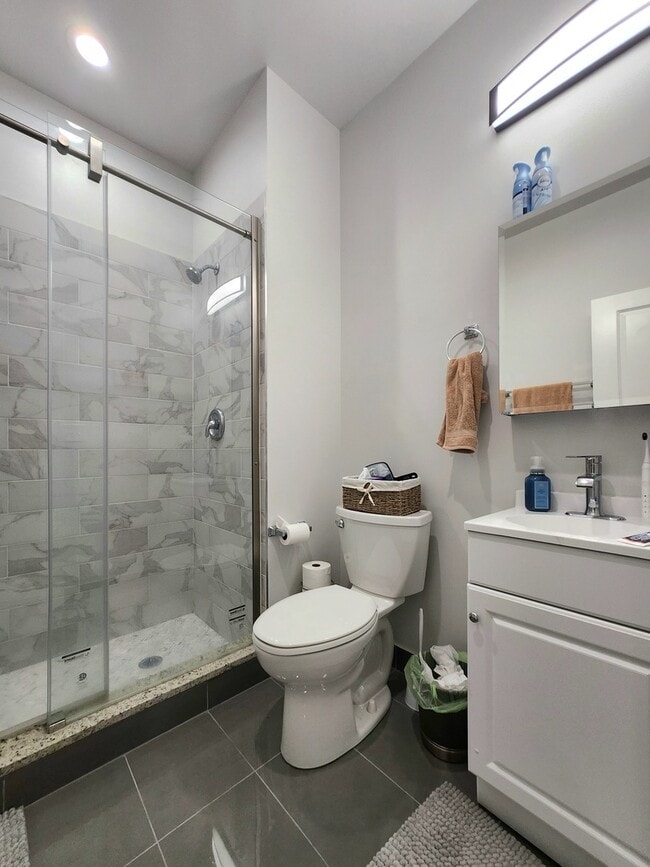 Building Photo - 1444 W Erie St