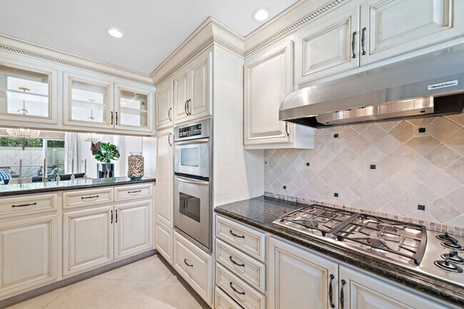 Building Photo - Newport Beach Townhome
