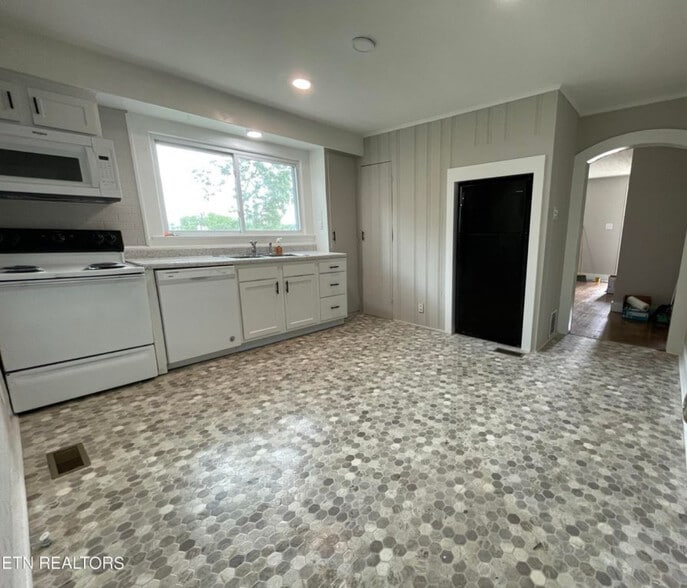 Building Photo - 2219 Atchley St