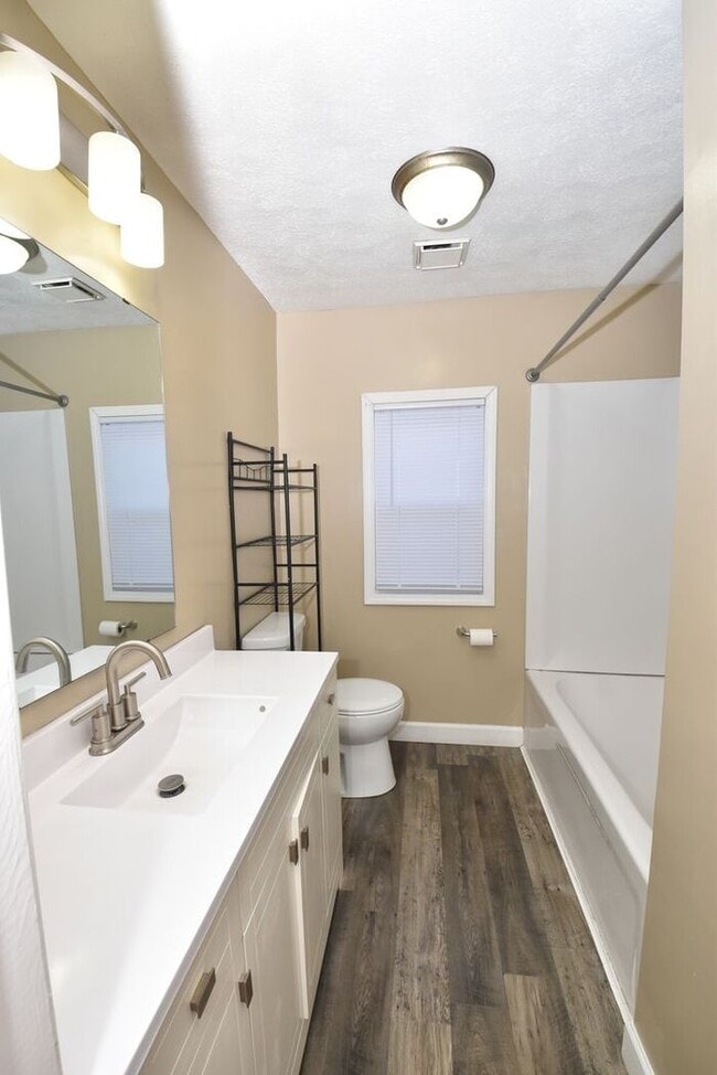 Building Photo - Mishawaka Northside 3 bedroom 1 1/2 story home with 2 bathrooms