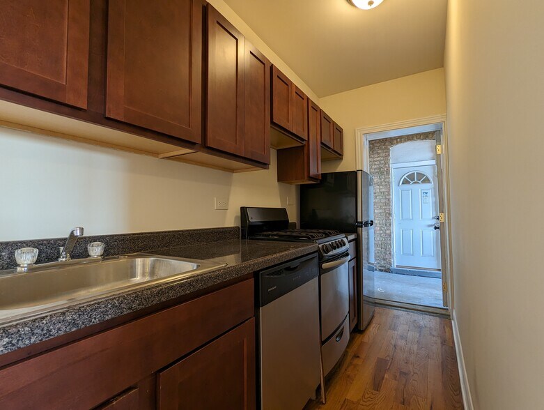 Building Photo - 953 W Cornelia Ave