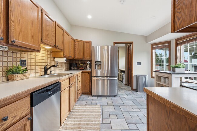 Building Photo - 21913 N Meadowview Dr