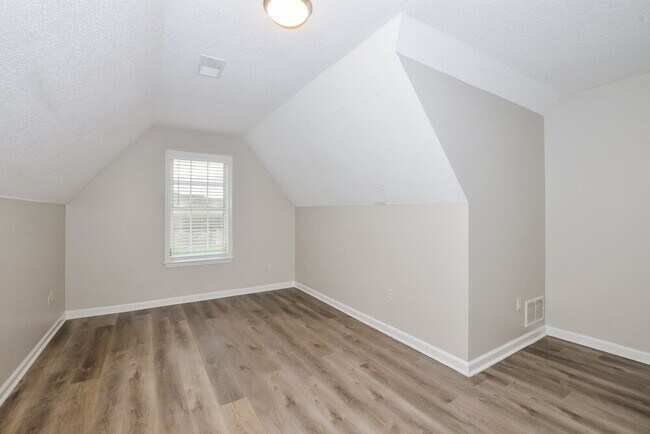 Building Photo - 6164 Kingsview Dr