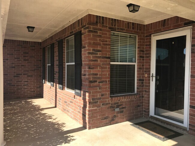 Building Photo - 4/2/2 Fenced yard NORTH LONGVIEW