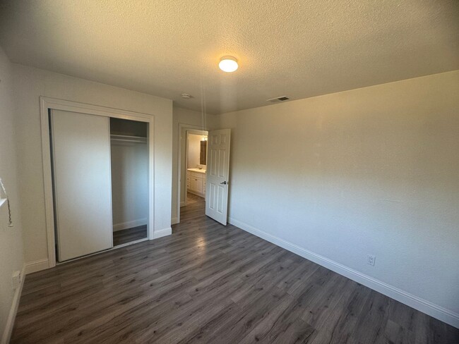 Building Photo - 4 Bedroom Home in Sacramento