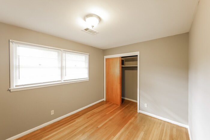 Building Photo - 1712 Longmeadow Dr